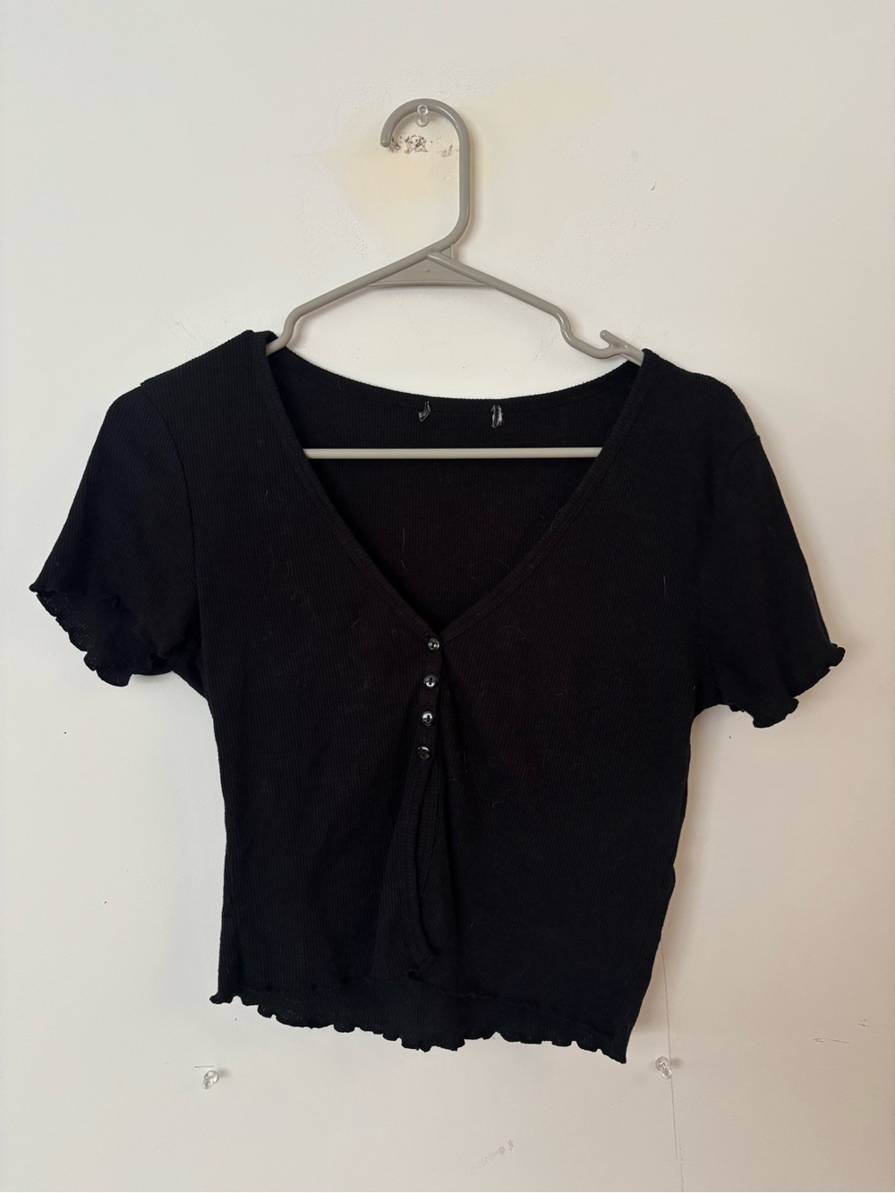 glassons black ribbed lettuce edge button open front v neck crop top 🖤